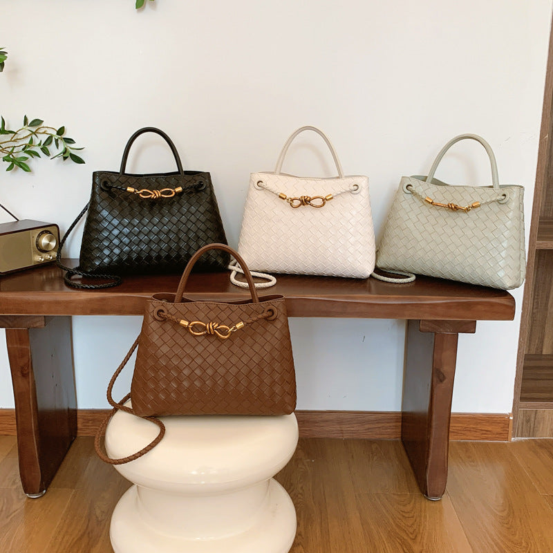 Metal rope buckle woven shoulder bag, fashionable, versatile, retro, commuter bag for women.