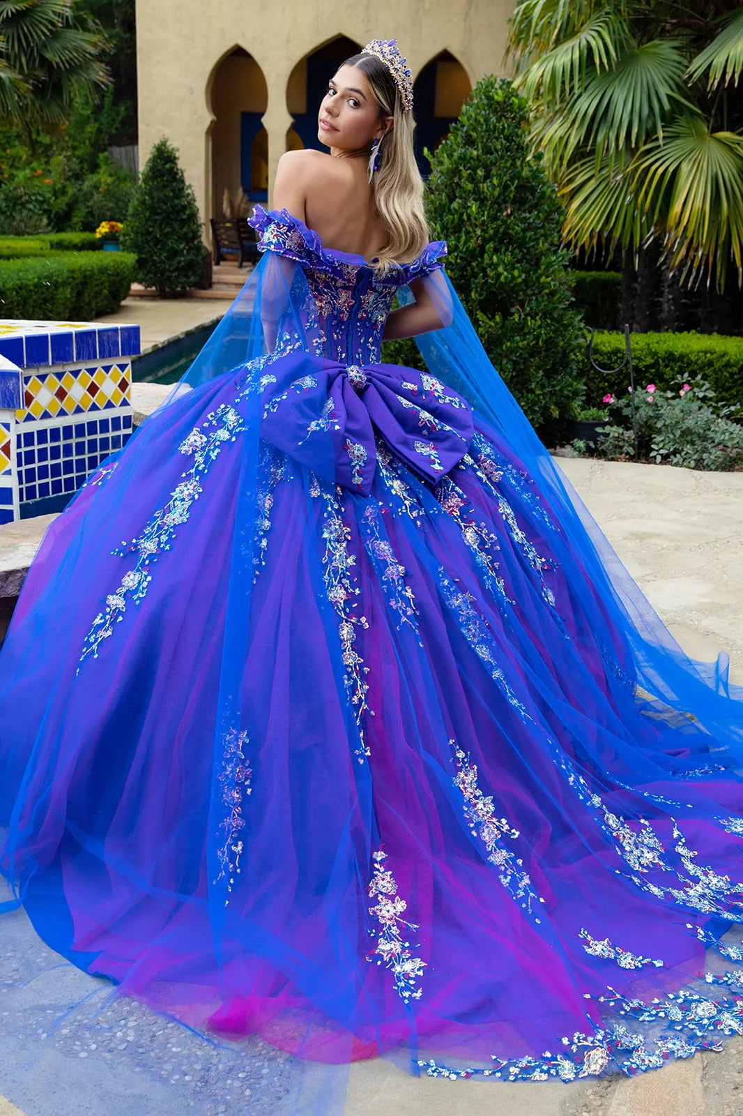 A Sweetheart Neckline And Corseted Bodice, Add In Off-Shoulder Straps-1