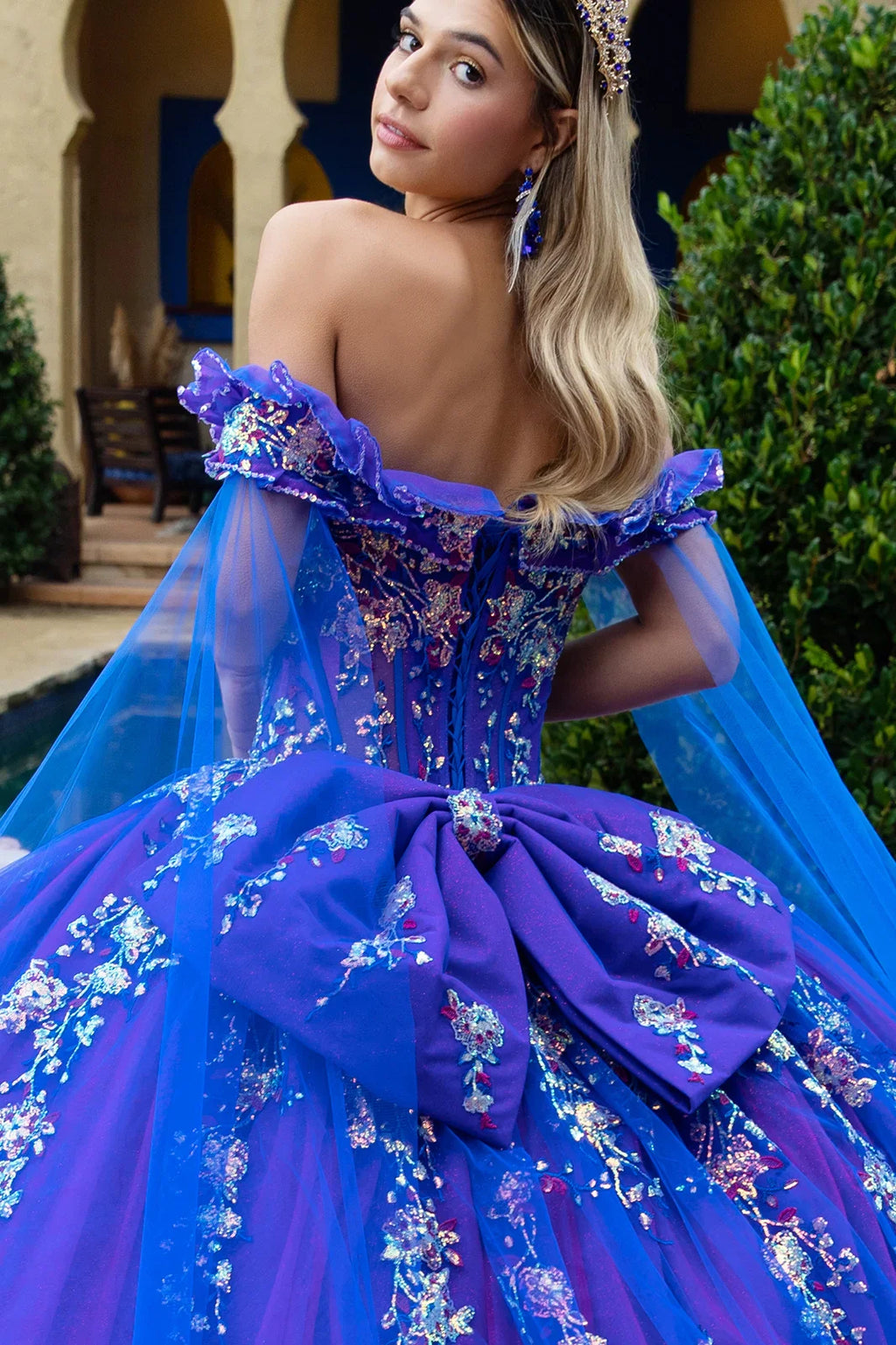 A Sweetheart Neckline And Corseted Bodice, Add In Off-Shoulder Straps-3