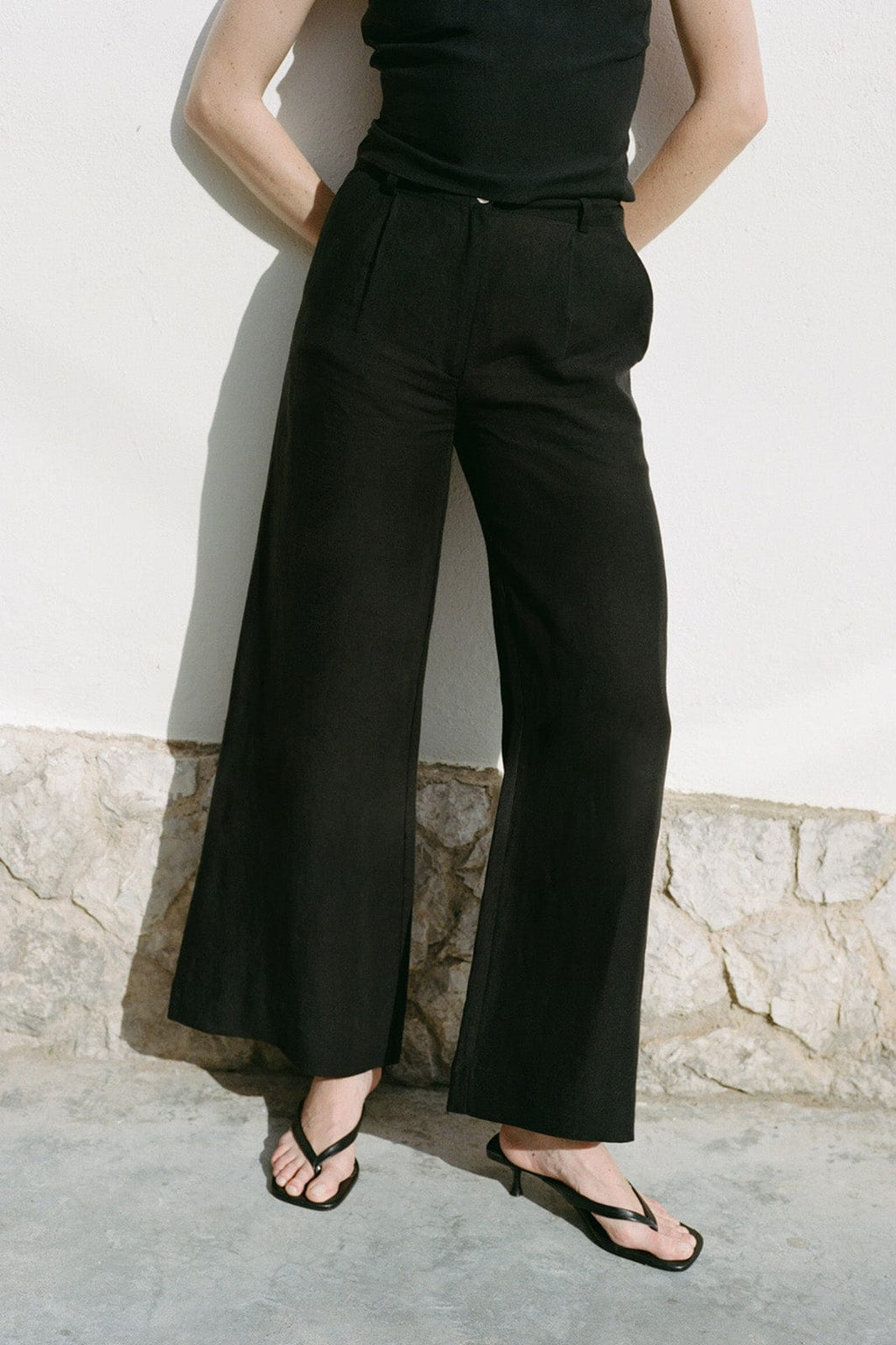 The Willow Wide-Leg Pleated Linen Trousers in black