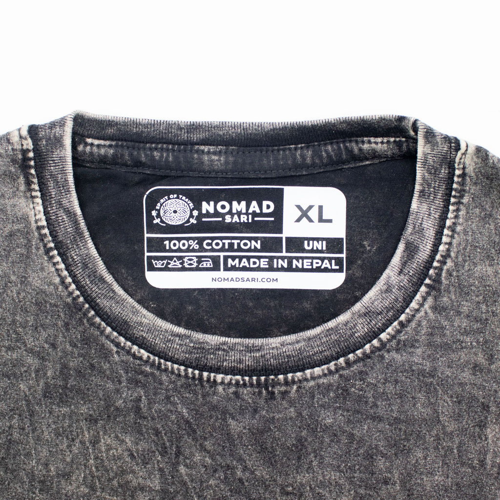 ノマド サリ ストーンウォッシュド コットンTシャツ - 生命の羅針盤 - チャコール - XL