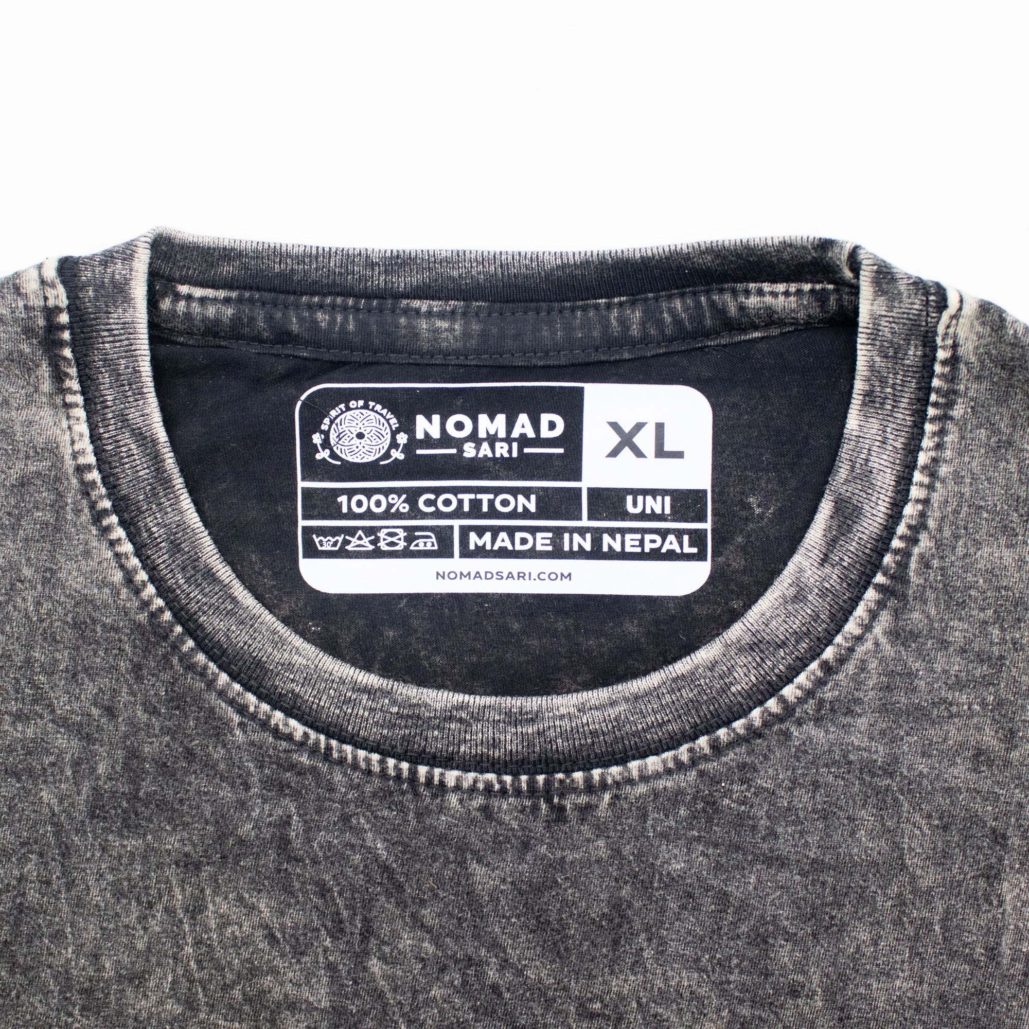 ノマド サリ ストーンウォッシュド コットンTシャツ - 生命の羅針盤 - チャコール - XL