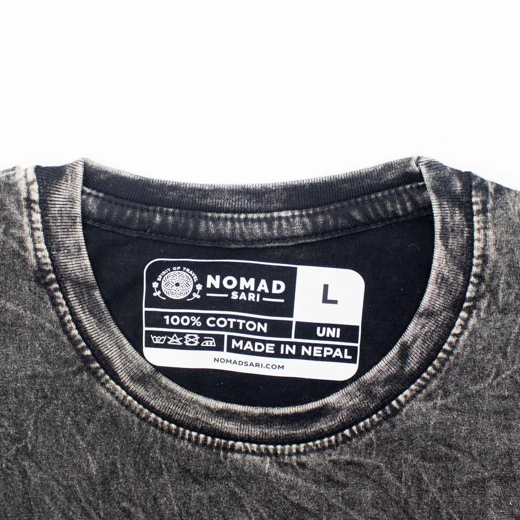 ノマド サリ ストーンウォッシュド コットンTシャツ - コンパス・オブ・ライフ - チャコール - ラージ
