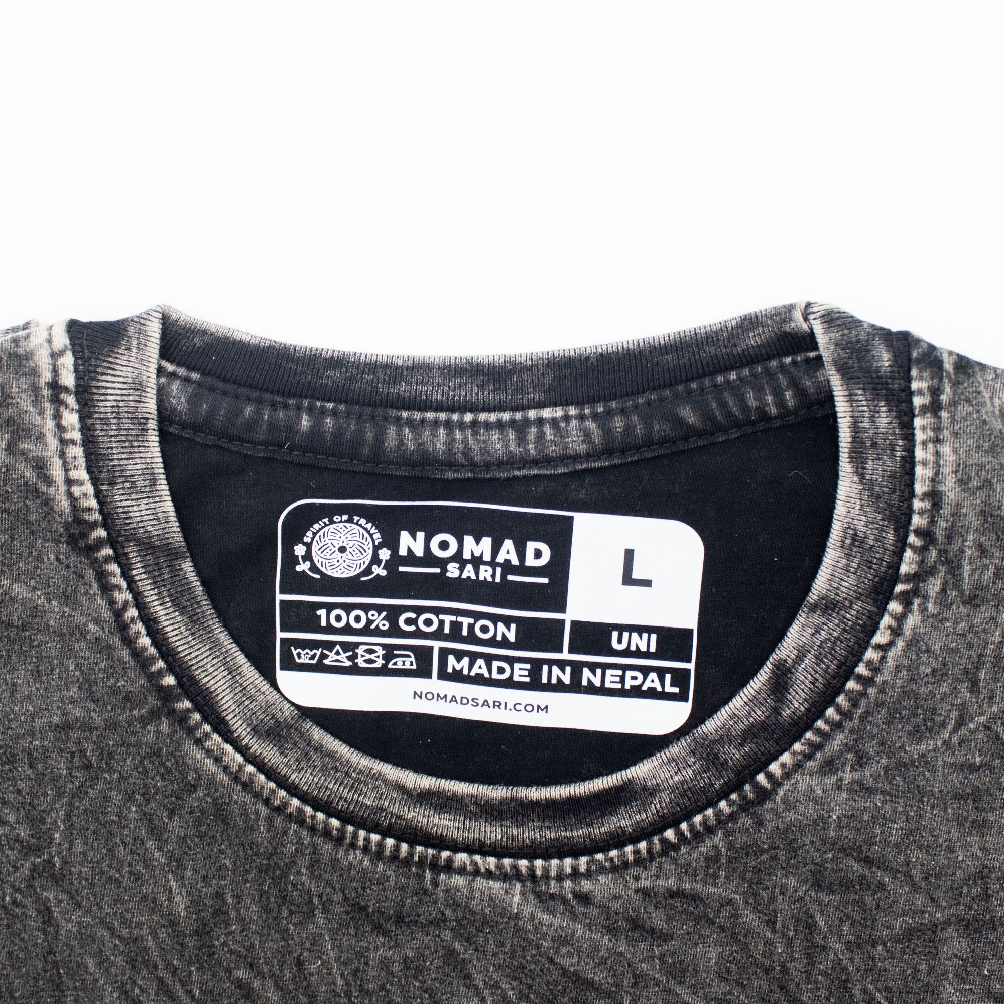 ノマド サリ ストーンウォッシュド コットンTシャツ - コンパス・オブ・ライフ - チャコール - ラージ