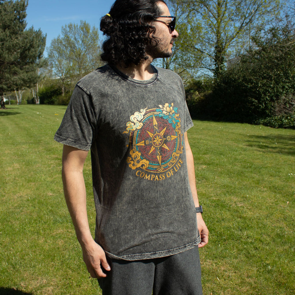 Nomad Sari ストーンウォッシュ コットンTシャツ - Compass of Life - チャコール - Sサイズ