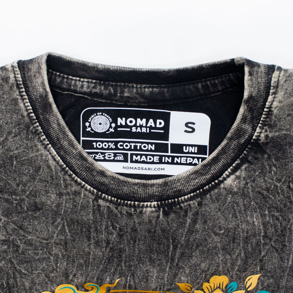 Nomad Sari ストーンウォッシュ コットンTシャツ - Compass of Life - チャコール - Sサイズ
