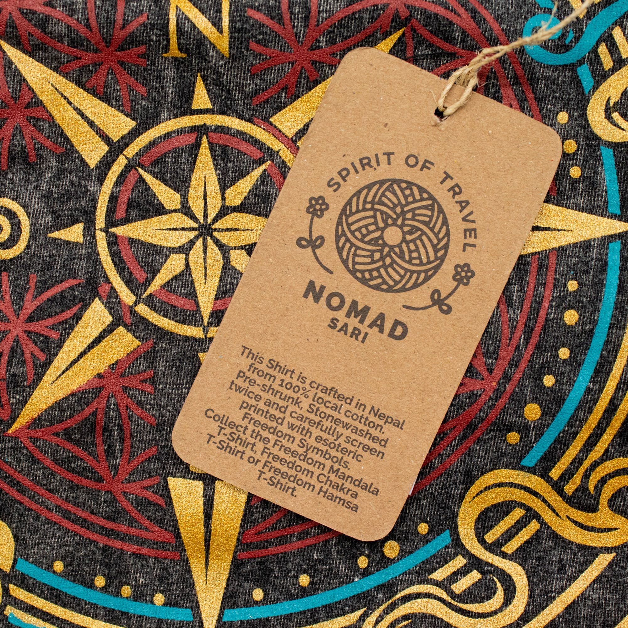 Nomad Sari ストーンウォッシュ コットンTシャツ - Compass of Life - チャコール - Sサイズ