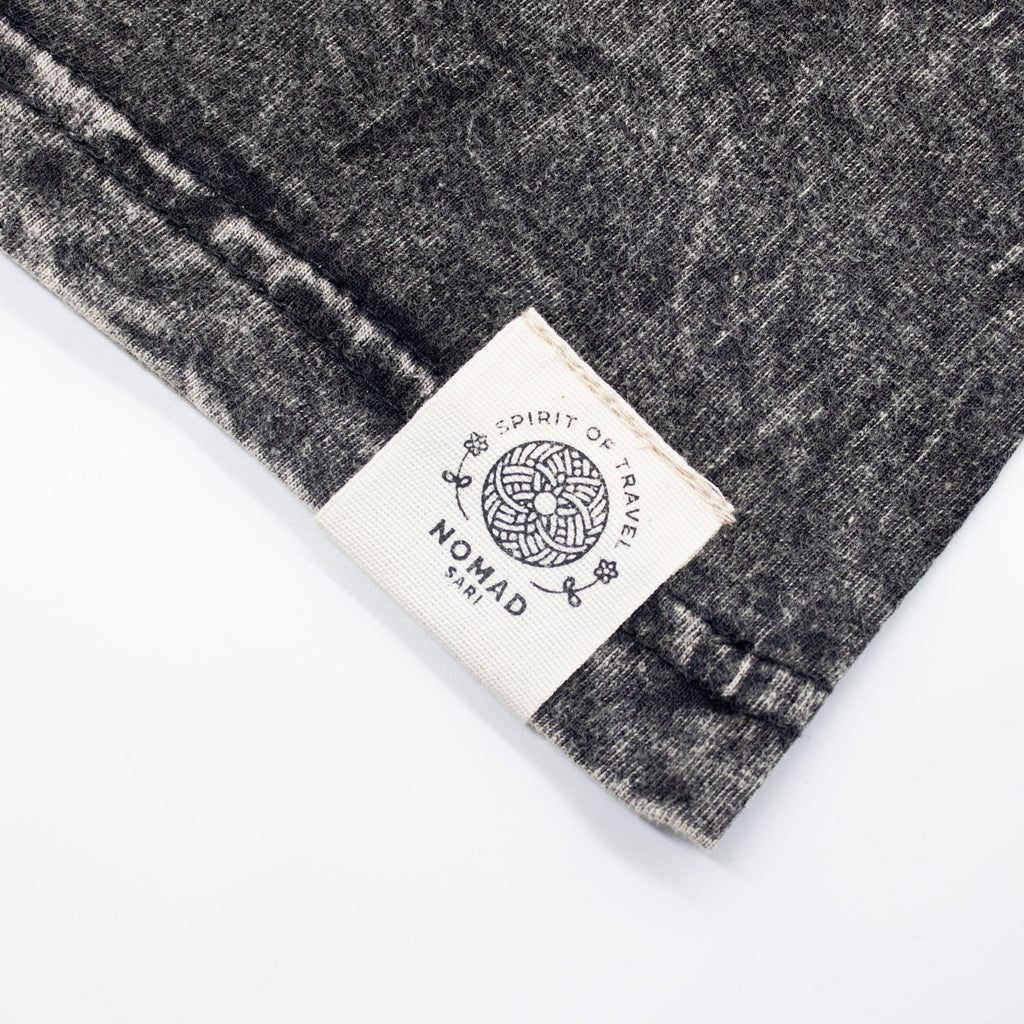 Nomad Sari ストーンウォッシュ コットンTシャツ - Compass of Life - チャコール - Sサイズ