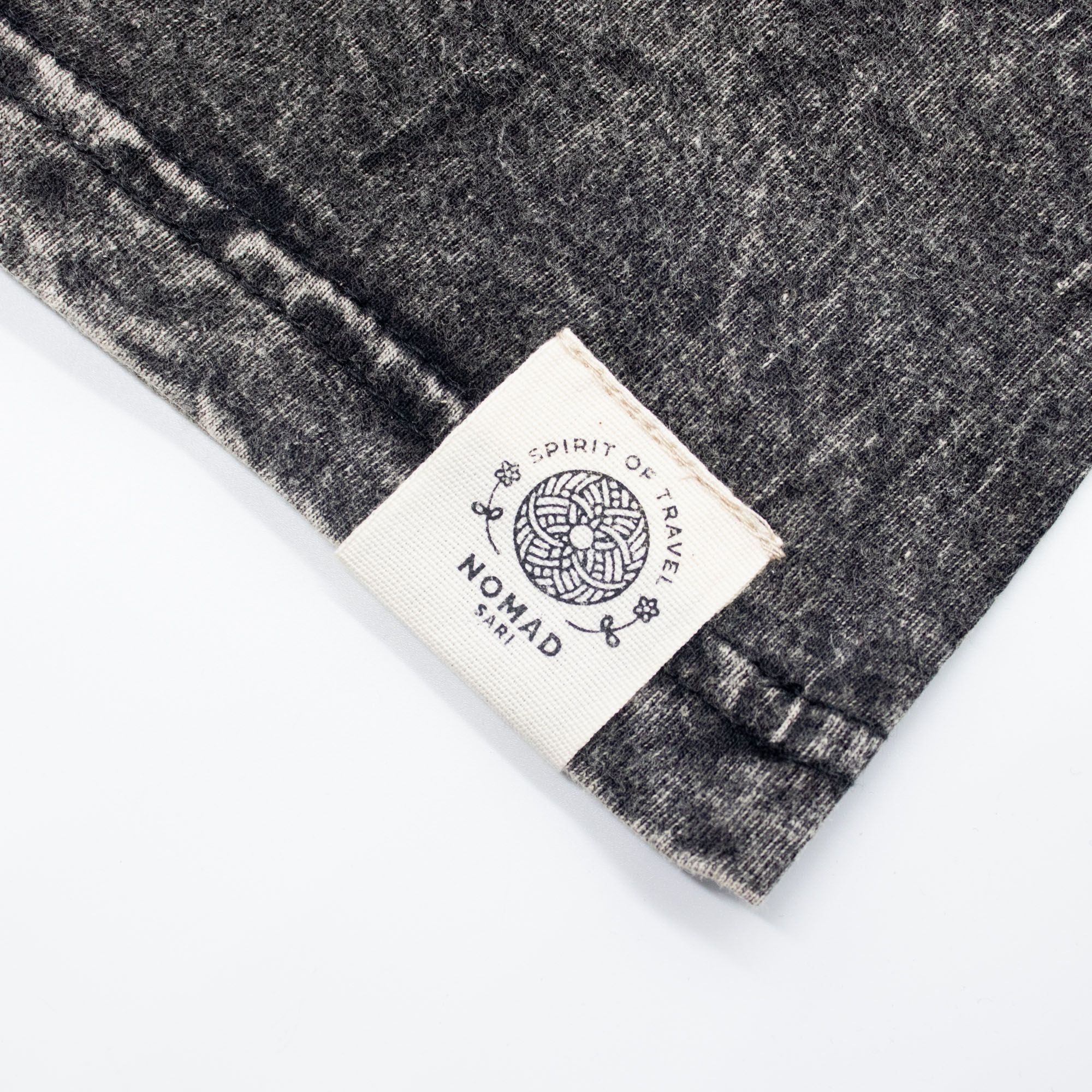 Nomad Sari ストーンウォッシュ コットンTシャツ - Compass of Life - チャコール - Sサイズ